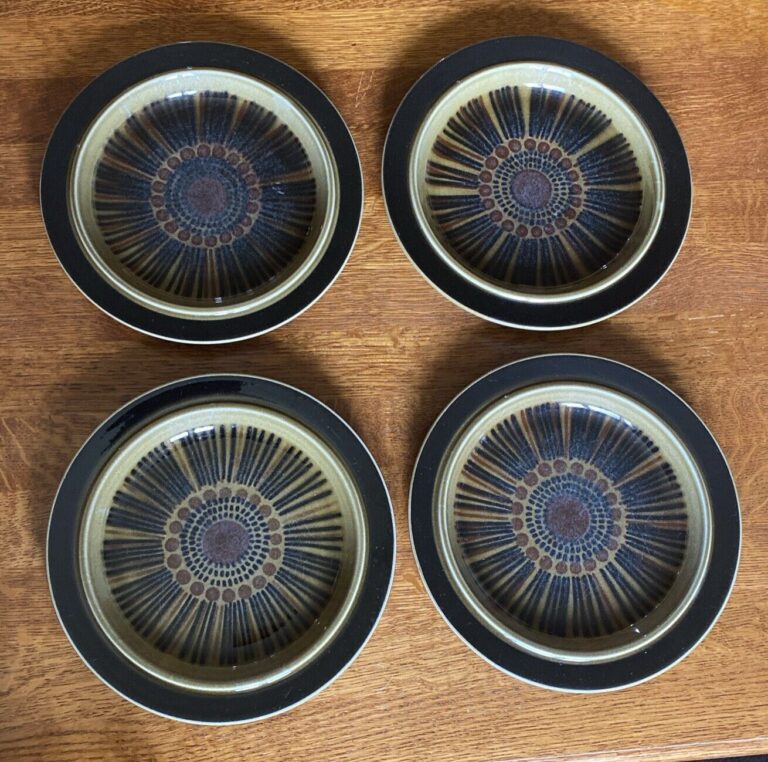 Read more about the article Vintage Kosmos ARABIA FINLAND Gunvor Olin-Grönqvist Dinner Plates Set of 4 *READ