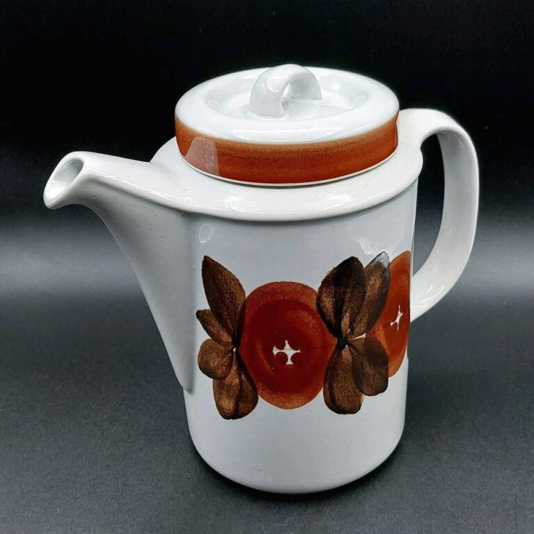 Read more about the article Vtg. Arabia of Finland Rosmarin Brown Bands and Flowers 8″Coffee Pot w/Lid 5 cups