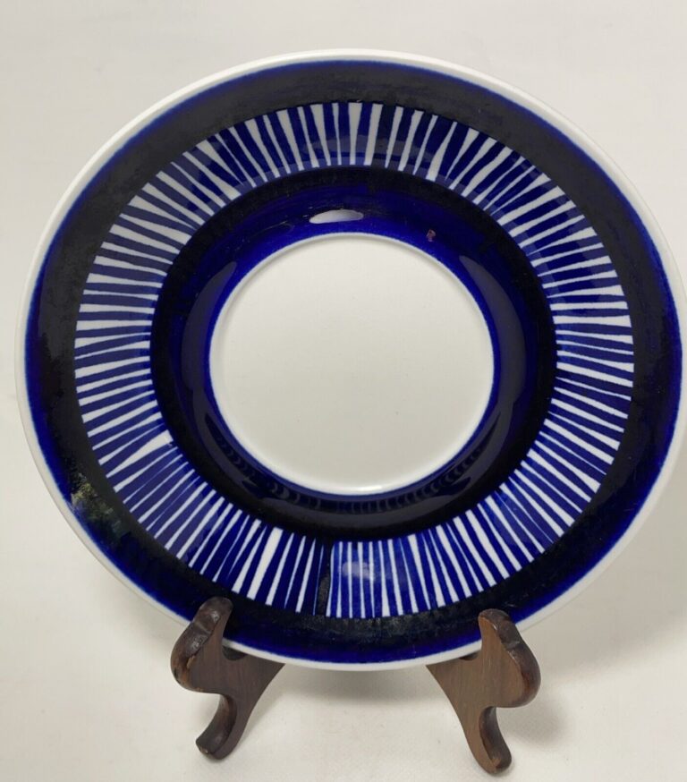 Read more about the article Vintage Arabia Finland Saucer 6.5” Valencia Line “Fiesta” Pattern Cobalt Blue-D