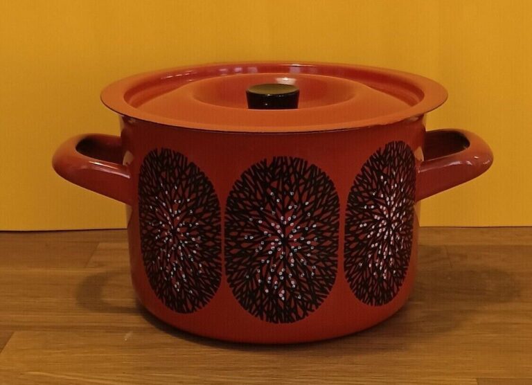 Read more about the article Arabia Finel  Snowflake  Red Enamel Casserole or Stock Pan  1970s.