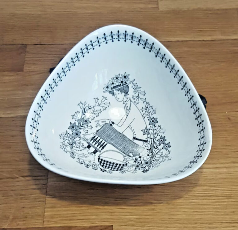 Read more about the article Arabia Finland Emilia  Small Triangular Dish with small repair  Raija Uosikkinen