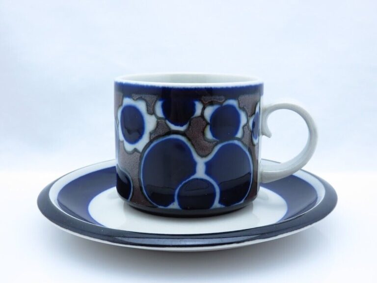 Read more about the article Arabia Saara Anja Jaatinen-Winquist Teacup Saucer 1