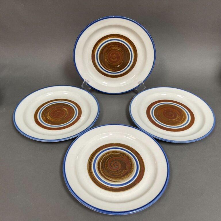 Read more about the article Arabia Finland Wellamo Peter Windquest Brown Blue Trim Dinner Plates Lot of 4