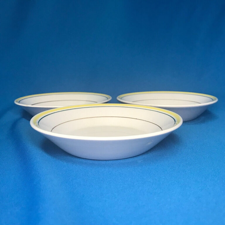 Read more about the article Vintage Arabia Finland Windflower Condiment Fruit Bowls 5-1/8″ – Set Of 3