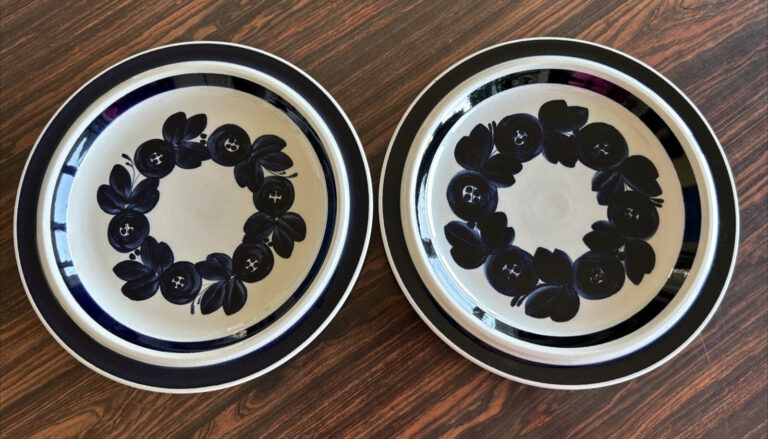 Read more about the article Set of 2  Arabia Finland Anemone Cobalt Blue Round Platter Chop 13″ Plates
