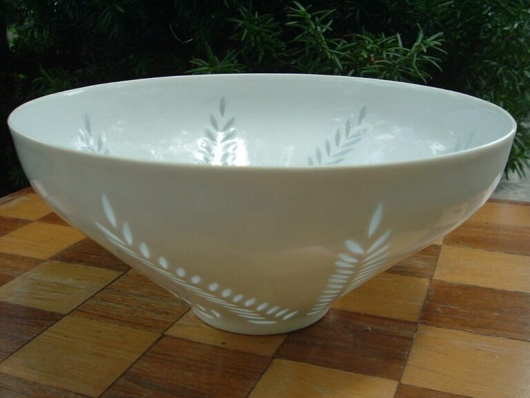 Read more about the article Friedl Holzer Kjellberg Arabia Rice Grain Porcelain Bowl Signed FHK Finland 8″