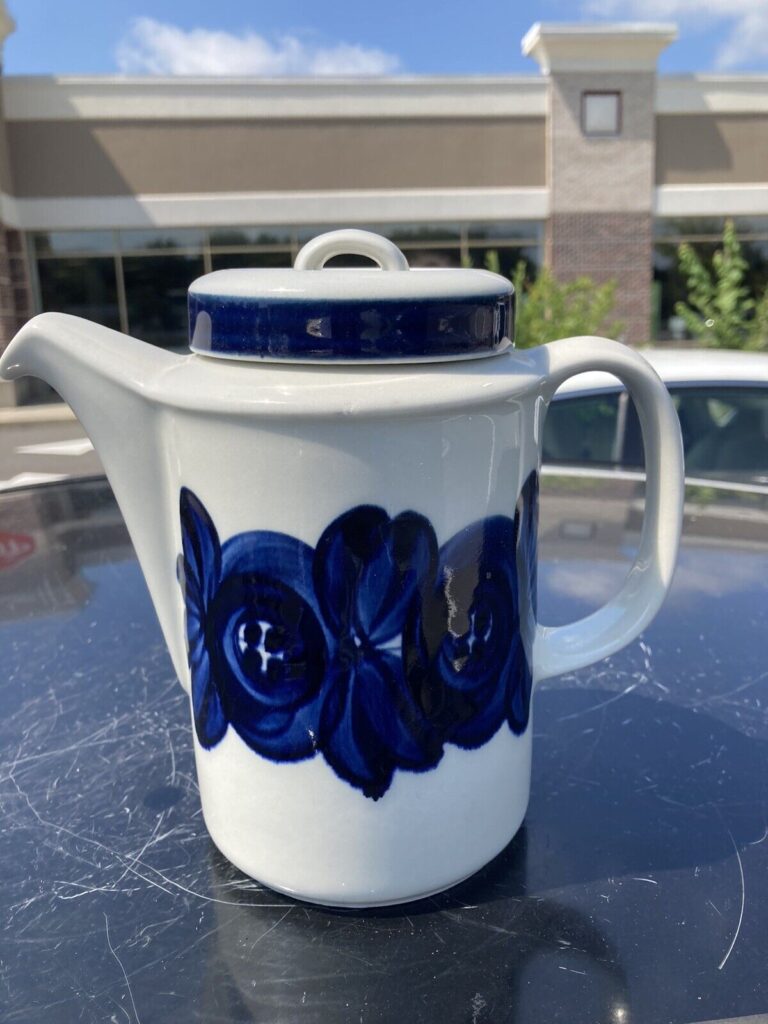 Read more about the article VINTAGE ARABIA FINLAND HANDLED “Blue Anemone” Coffeepot ULLA PROCOPE VGC