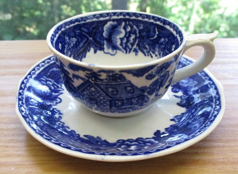 Read more about the article Vtg Arabia Finland Landscape Blue Espresso Demitasse Cup Saucer Mug Small