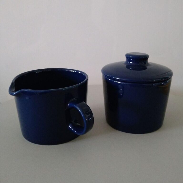Read more about the article Out Of Print Arabia Teema Blue Sugar Pot Creamer Set