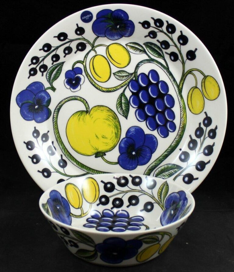 Read more about the article Arabia Paratiisi Lot of Dinner Plate and Cereal Bowl