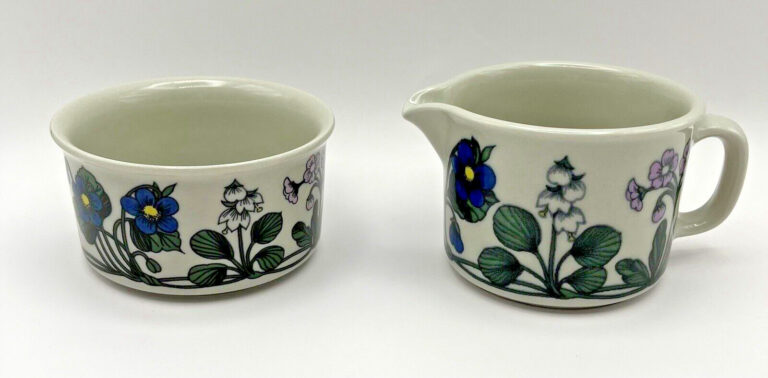 Read more about the article ARABIA FINLAND FLORA  Creamer and Open Sugar Bowl 1970s Estero Tomula RARE. MINT!