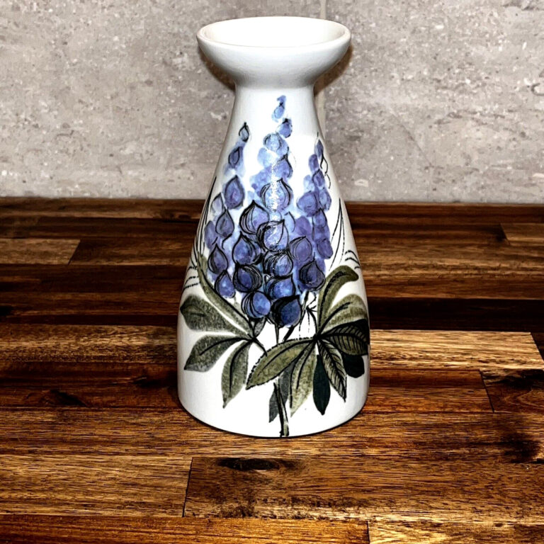 Read more about the article Arabia of Finland HLA Hikka-Liisa Ahola Purple Lilac Flower Vase 7″ Inches Tall