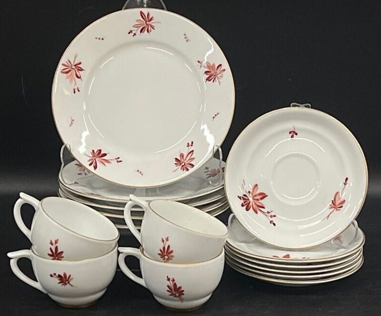 Read more about the article GREAT CONDITION Arabia Finland Danish China Desert Plates  Saucers  and Tea Cups