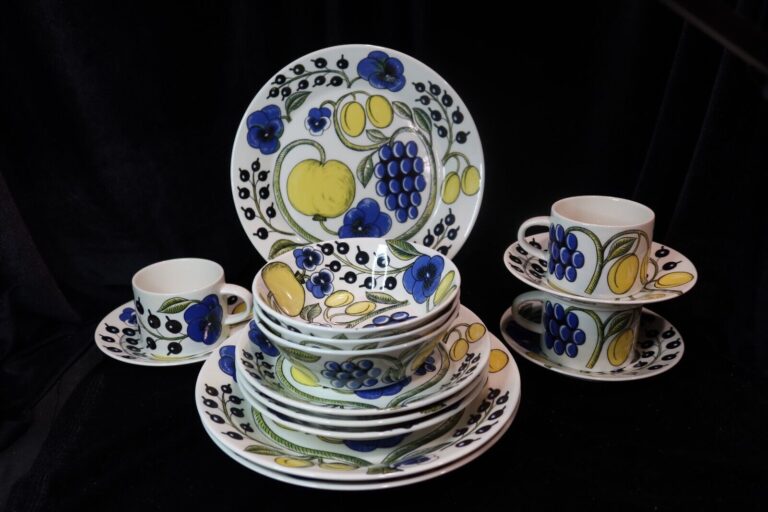 Read more about the article ARABIA PARATIISI FINLAND BLUE YELLOW FRUIT FLOWER 3 FIVE PIECE PLACE SETTINGS