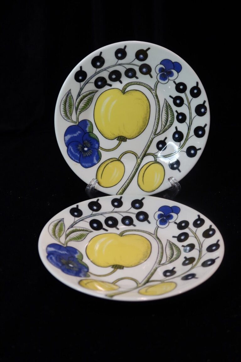 Read more about the article ARABIA PARATIISI FINLAND BLUE YELLOW FRUIT FLOWER 2 SAUCERS OR BREAD PLATE 6 1/2