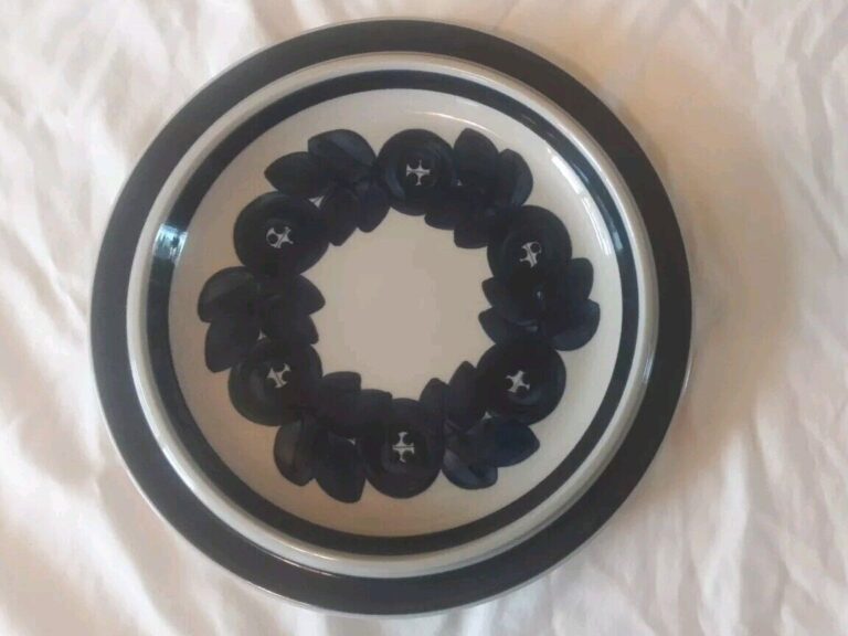 Read more about the article Vintage Arabia Finland Anemone Blue Floral Chop Plate Round Platter AWESOME 13″