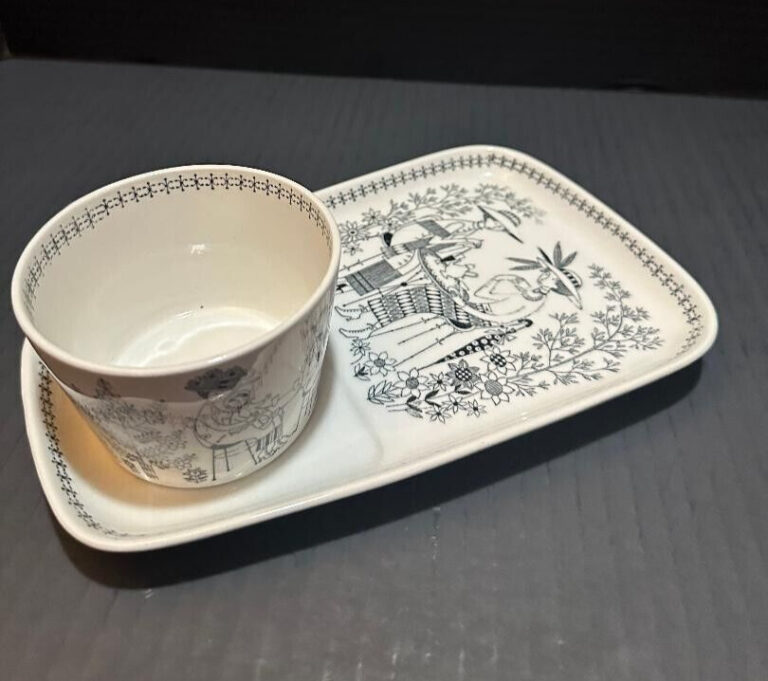 Read more about the article Vintage MCM Arabia of Finland Tea Plate and Cup Emilia Pattern 1949-1964