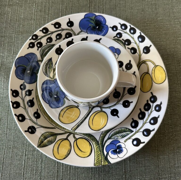 Read more about the article Arabia Of Finland PARATIISI Set (Dinner Plate  Teacup  Saucer)