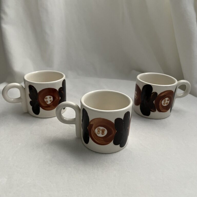 Read more about the article 3 In the Style of Arabia Finland ANEMONE ROSMARIN MUGS CUPS BROWN VINTAGE Cerart