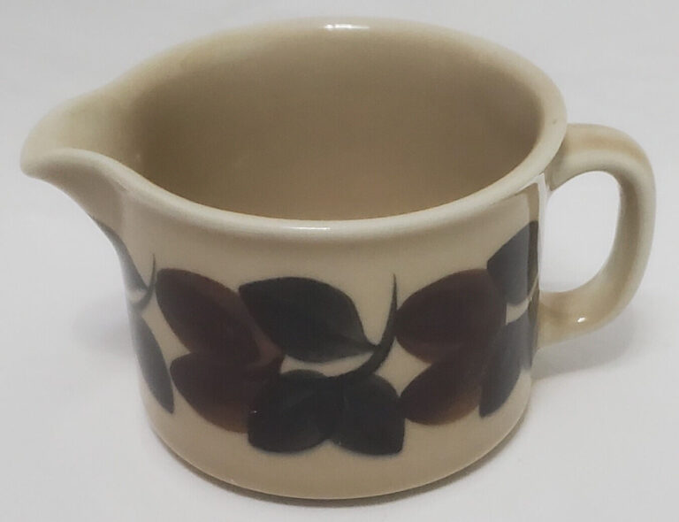 Read more about the article Vintage Arabia Finland Ruija Troubadour Creamer – 3-1/2 in