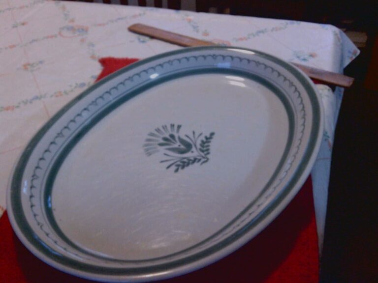 Read more about the article Arabia Finland Green Thistle Oval Platter Hand Painted