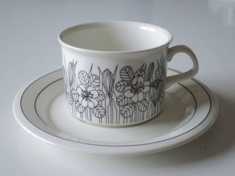 Read more about the article Arabia Krokus C S Crocus Bw Teacup And Saucer Large 1