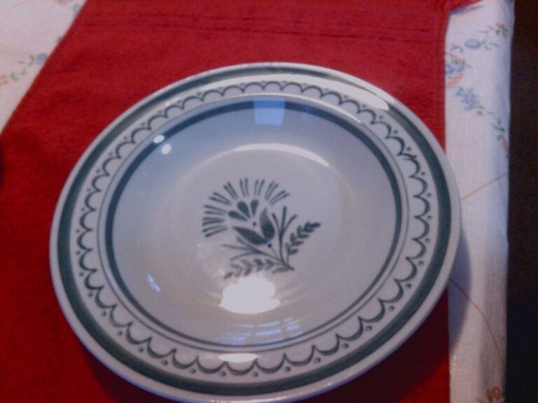 Read more about the article Arabia Finland Green Thistle Soup Bowl Hand Painted