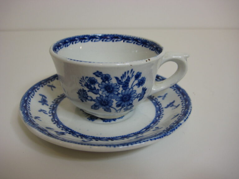 Read more about the article Vintage Arabia Finland Pristine Old Blue Finn Flower Tea Cup and Saucer Set