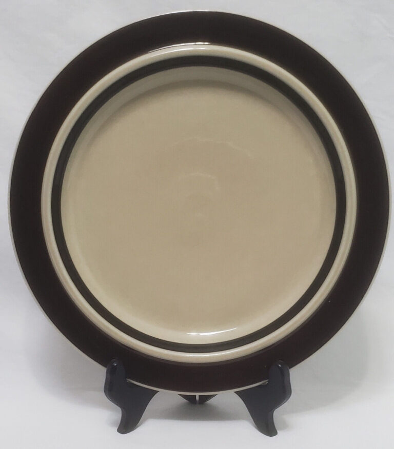 Read more about the article Vintage Arabia Finland Ruija Troubadour 10 in Dinner Plate