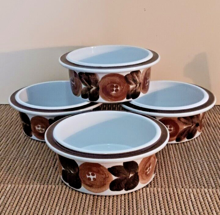 Read more about the article Arabia Finland Rosmarin  Set of 4 Straight Sided Bowls  Ulla Procope 1960s.