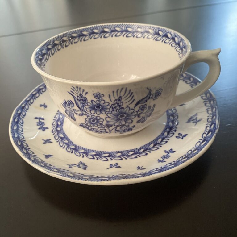 Read more about the article Vintage Arabia Finland Pristine Old Blue Finn Flower Tea Cup and Saucer Set