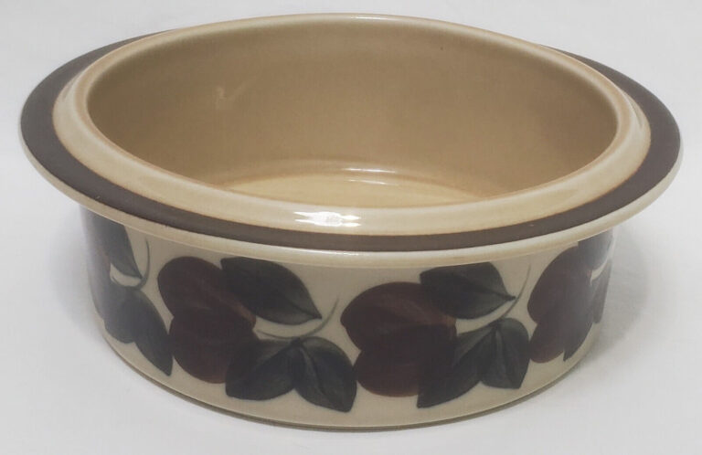 Read more about the article Vintage Arabia Finland Ruija Troubadour Ramekin Vegetable Jar / Bowl – 7 in