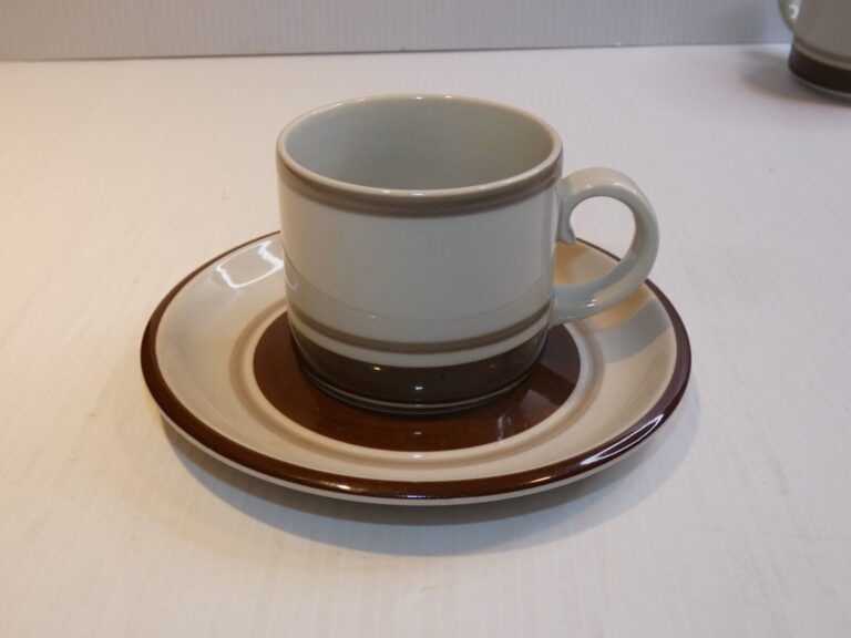 Read more about the article Vintage Arabia Finland Pirtti Brown Band Cup/Saucer