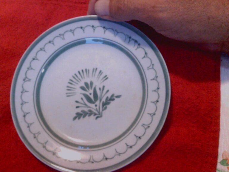 Read more about the article Arabia Finland Green Thistle 5 1/2″ Plate Hand Painted