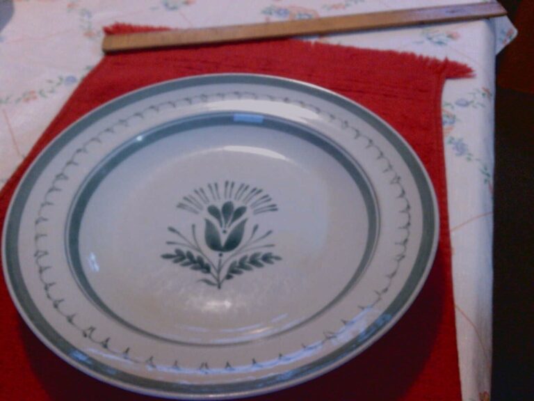 Read more about the article Arabia Finland Green Thistle 9 1/2″ Bowl Hand Painted