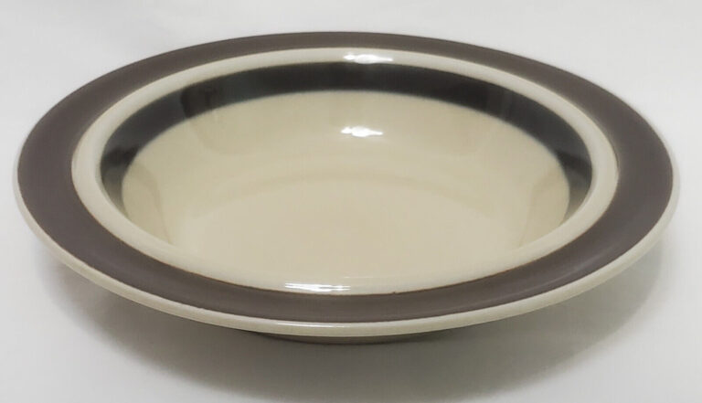 Read more about the article Vintage Arabia Finland Ruija Troubadour 8 in Salad Bowl