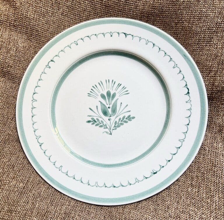 Read more about the article Green Thistle by Arabia of Finland  Dinner Plate  10 1/2”.