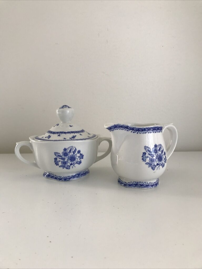 Read more about the article ARABIA of Finland Vintage Finn Flower Blue Creamer and Sugar Bowl Set. Excellent