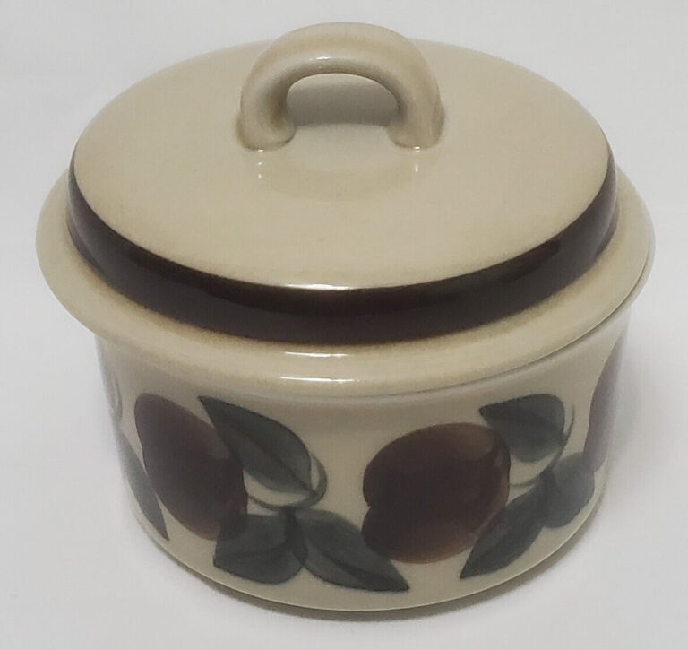 Read more about the article Vintage Arabia Finland Ruija Troubadour Ramekin Veg Jar / Bowl – 4 in w/ Lid