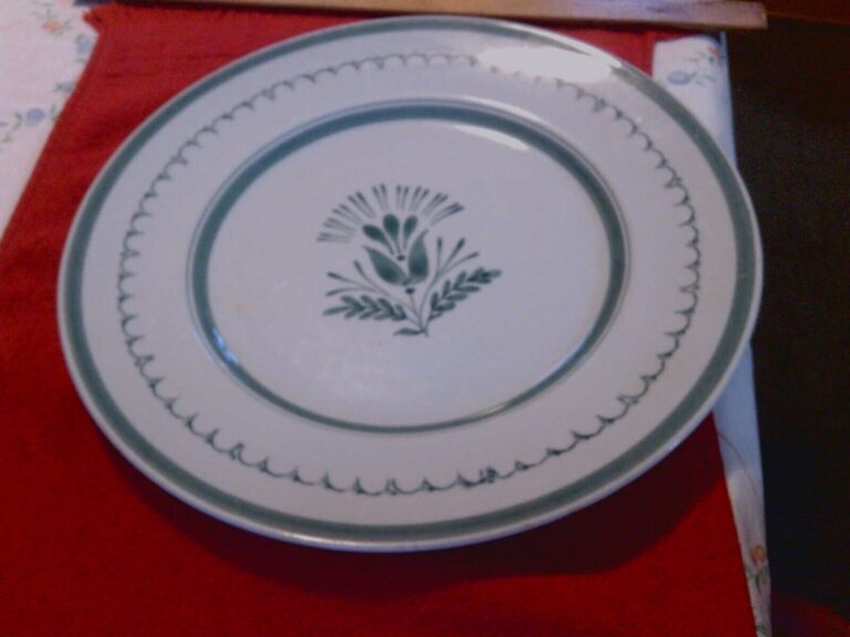 Read more about the article Arabia Finland Green Thistle 10 1/2″ Plate Hand Painted