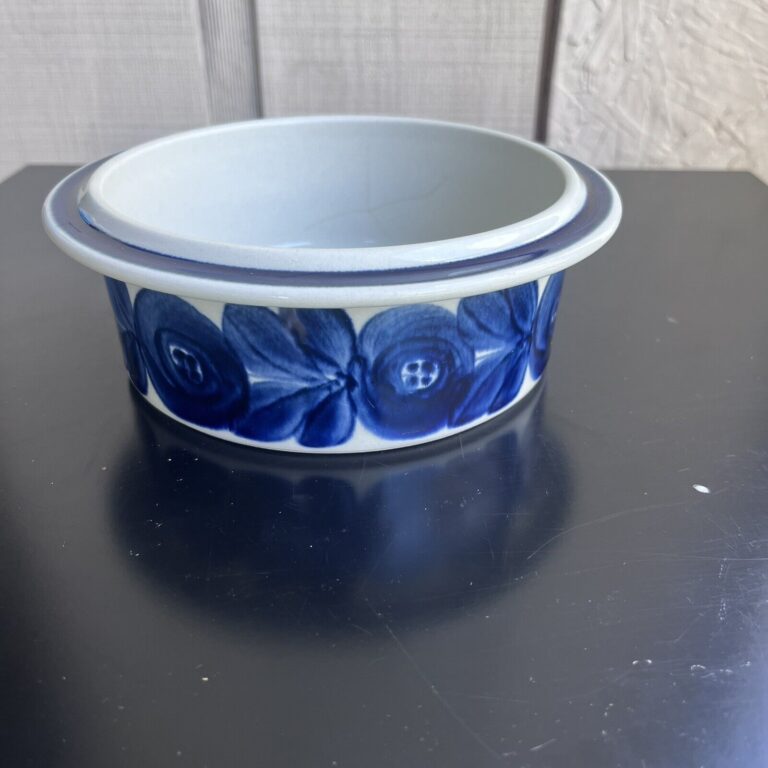 Read more about the article Anemone Blue by ARABIA OF FINLAND Bowl