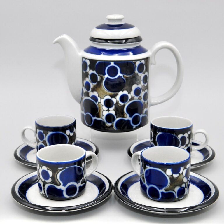 Read more about the article ARABIA FINLAND RARE “Saara” Coffee Service – Coffee Pot  4 Cup/Saucer Sets