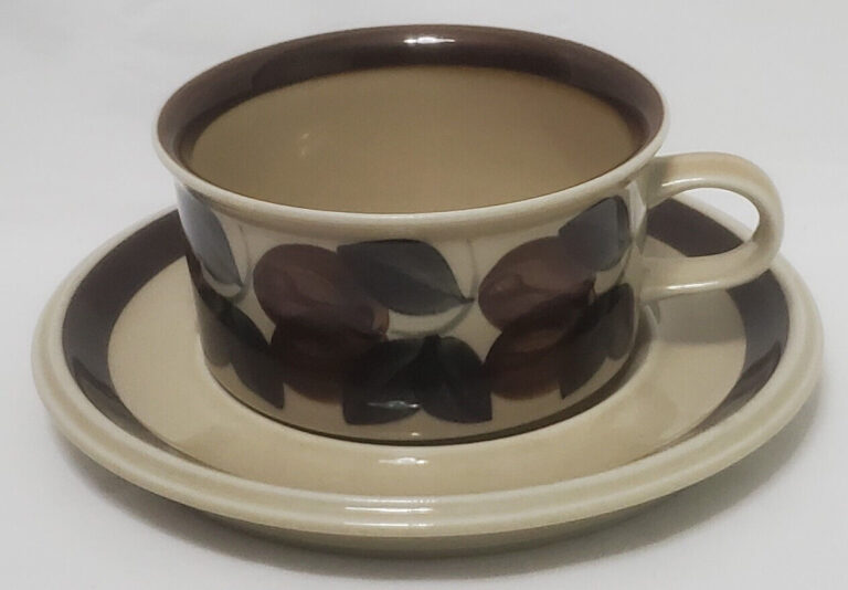 Read more about the article Vintage Arabia Finland Ruija Troubadour Cup and Saucer