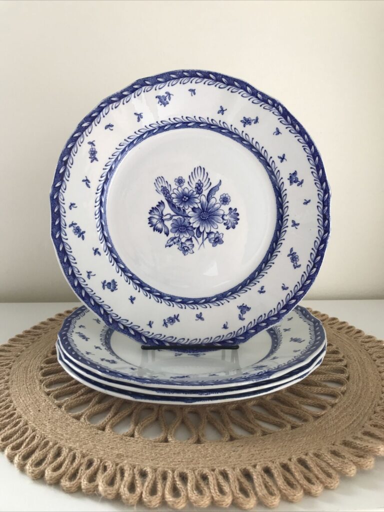 Read more about the article Vtg. Arabia of Finland Set of 4 Finn Flowers Dinner Plates  10-1/4″. Excellent