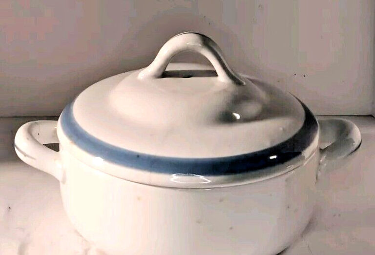 Read more about the article Vintage Arabia of Finland Covered Sugar Dish Blue Ribbon on White 4″ Ceramic