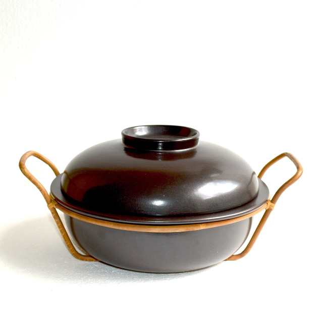 Read more about the article Arabia of Finland LIEKKI Casserole and Holder by Ulla Procopé. Flame Oven Proof 2L