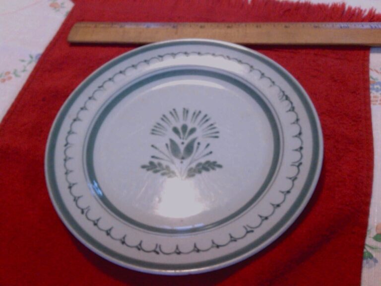 Read more about the article Arabia Finland Green Thistle 7 1/2″ Plate Hand Painted