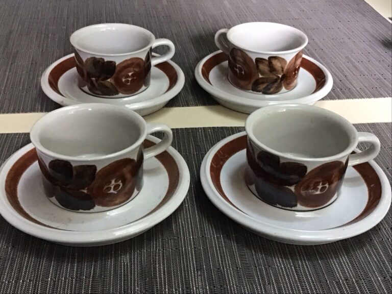 Read more about the article 4 Vtg 1970s ARABIA FINLAND Signed Rosmarin Anemone Brown Demitasse Cups Saucers