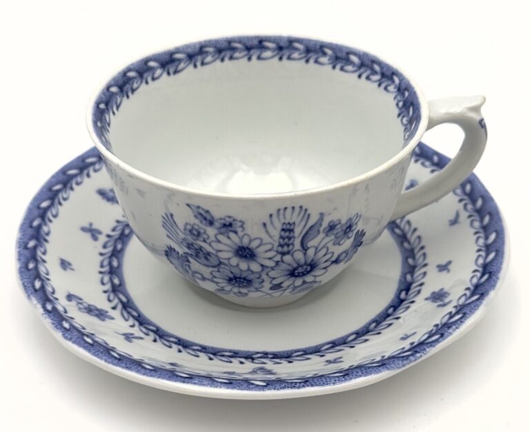 Read more about the article Vintage Arabia Finland Pristine Old Blue Finn Flower Tea Cup and Saucer Set