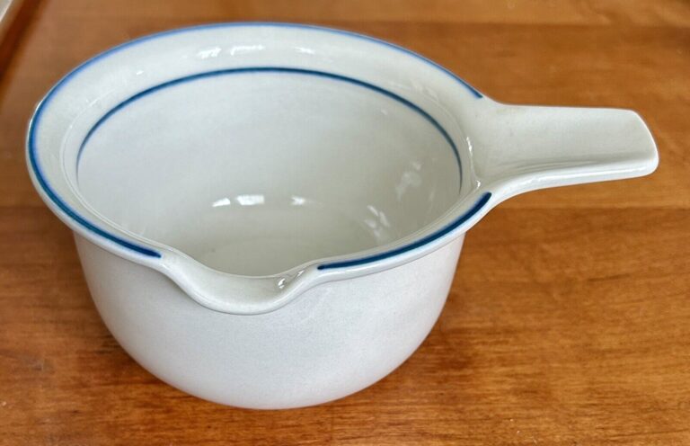 Read more about the article Arabia of Finland ARCTICA White Gravy Sauce Server Boat 7” Spout Handle